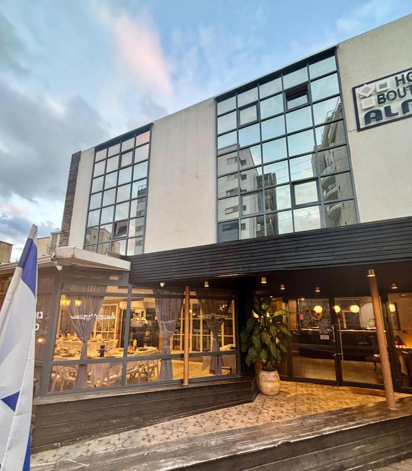 Hotel Alma - Near The Sea Netanja Buitenkant foto